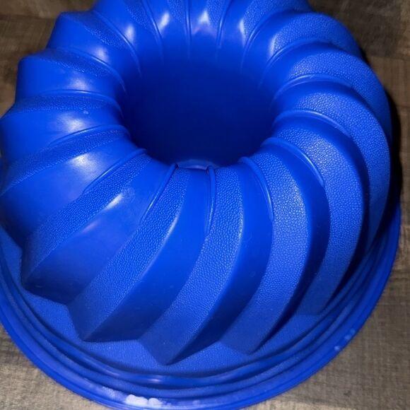 Silicone Bundt cake Pan- OS - Picture 4 of 4